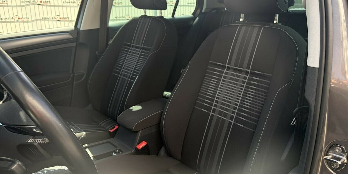 VW Golf Lounge BMT / Panorama / AHK / Navi / Xenon 130.000 km 14.890 &euro; Mönchengladbach 41066
