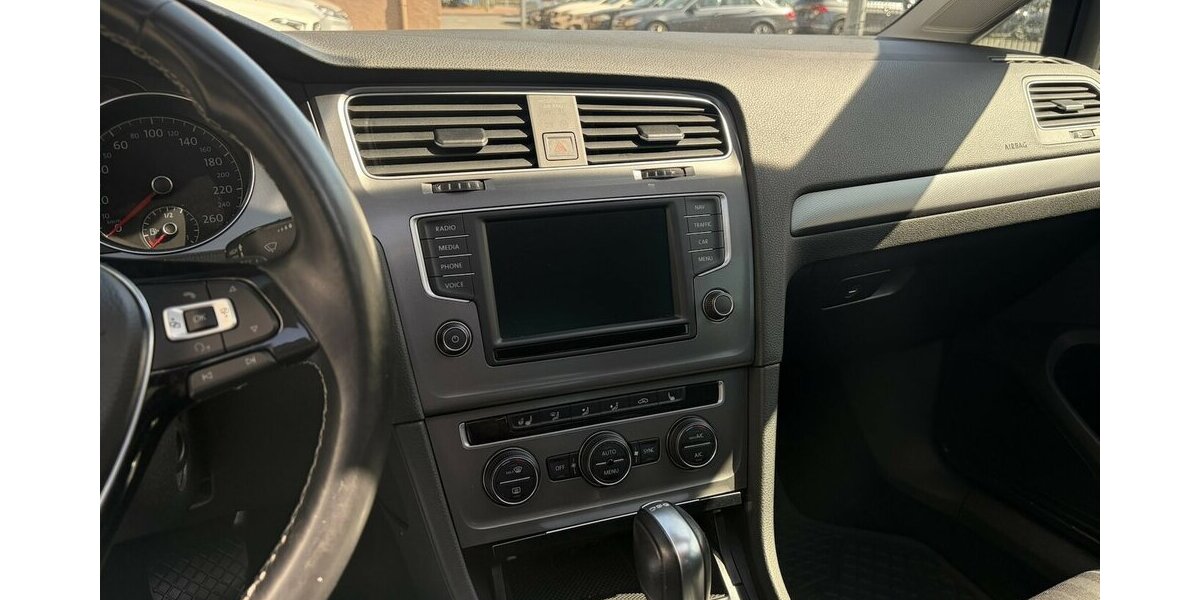 VW Golf Lounge BMT / Panorama / AHK / Navi / Xenon 130.000 km 14.890 &euro; Mönchengladbach 41066